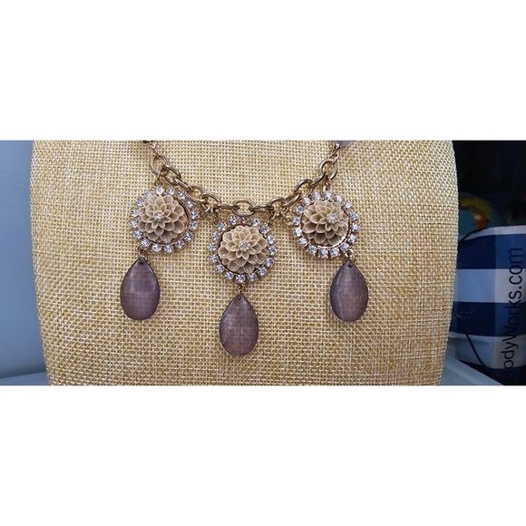 Plunder Posse Grey Cream Gold Tone Bead & Glass Rhinestone Floral Necklace 18"L - Picture 3 of 6